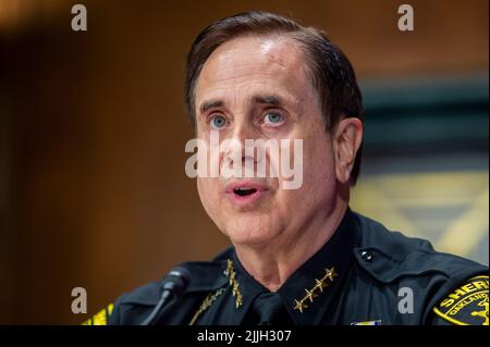 Washington, Vereinigte Staaten Von Amerika. 26.. Juli 2022. Michael J. Bouchard, Vice President of Government Affairs, Major County Sheriffs of America, Sheriff of Oakland County, Michigan, erscheint vor einem Senatsausschuss für die Gerichtsverhandlung, um die Sicherheit von Strafverfolgungsbeamten zu prüfen, wobei der Schwerpunkt auf dem Schutz derjenigen liegt, die schützen und dienen, im Dirksen Senate Office Building in Washington, DC, Dienstag, 26. Juli 2022. Quelle: Rod Lampey/CNP/Sipa USA Quelle: SIPA USA/Alamy Live News Stockfoto