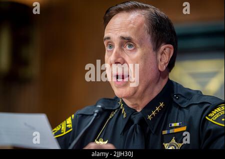 Washington, Vereinigte Staaten Von Amerika. 26.. Juli 2022. Michael J. Bouchard, Vice President of Government Affairs, Major County Sheriffs of America, Sheriff of Oakland County, Michigan, erscheint vor einem Senatsausschuss für die Gerichtsverhandlung, um die Sicherheit von Strafverfolgungsbeamten zu prüfen, wobei der Schwerpunkt auf dem Schutz derjenigen liegt, die schützen und dienen, im Dirksen Senate Office Building in Washington, DC, Dienstag, 26. Juli 2022. Quelle: Rod Lampey/CNP/Sipa USA Quelle: SIPA USA/Alamy Live News Stockfoto