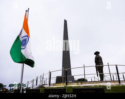 Jedes Jahr feiert Indien am 22.. Juli den Nationalflaggentag. An diesem Tag wurde die Trikolore 1947 in ihrer jetzigen Form als indische Nationalflagge angenommen. Dieses Foto der Nationalflagge Indiens wurde am Batasia Loop war Memorial in Darjeeling aufgenommen. Das war Memorial wurde 1995 eröffnet, um an die Gorkha-Soldaten der Darjeeling Hills zu erinnern, die ihr Leben in verschiedenen Kriegen nach Indiens Unabhängigkeit geopfert haben. Westbengalen; Indien. Stockfoto