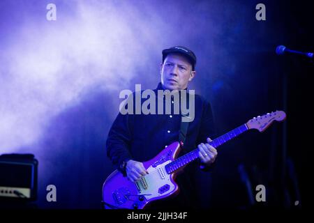 Jodrell Bank, Che-Hire, Großbritannien. 23.. Juli 2022. Die schottische Post-Rock-Band Mogwai spielt live auf der Lovell-Bühne beim Bluedot Festival 2022 im Jodrell Bank Observatory. Stockfoto