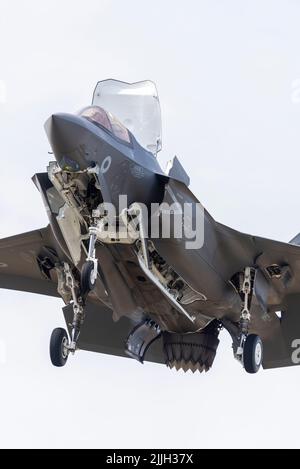 RAF Lockheed Martin F-35B Lightning II auf der Royal International Air Tattoo Airshow, RAF Fairford, Großbritannien. Schwebend mit geöffneten Türen und nach unten gedüsender Düse Stockfoto