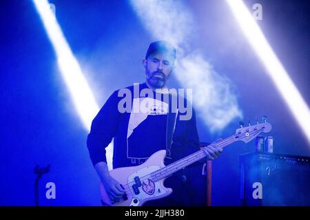 Jodrell Bank, Che-Hire, Großbritannien. 23.. Juli 2022. Die schottische Post-Rock-Band Mogwai spielt live auf der Lovell-Bühne beim Bluedot Festival 2022 im Jodrell Bank Observatory. Stockfoto