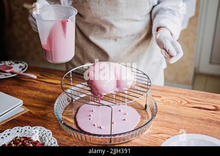 Wie Man Spiegelglas Rezept Macht. Mousse Cake. Glaze-Kuchen Im Spiegel. Prozess der Herstellung Herz Form Mousse Kuchen Stockfoto