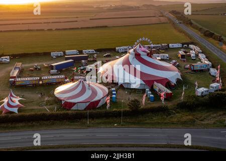 Planet Circus tritt in Scarborough North Yorkshire auf, Luftdrohne aus der Luft Vogelperspektive Stockfoto