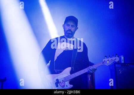 Jodrell Bank, Che-Hire, Großbritannien. 23.. Juli 2022. Die schottische Post-Rock-Band Mogwai spielt live auf der Lovell-Bühne beim Bluedot Festival 2022 im Jodrell Bank Observatory. Stockfoto