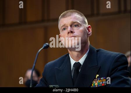 Washington, Vereinigte Staaten. 26.. Juli 2022. Christopher Jones, Pharm.D, Dr.PH, amtierender Direktor des MPH, National Center for Injury Prevention and Control, United States Centers for Disease Control and Prevention, erscheint vor einem Senatsausschuss für Gesundheit, Bildung, Arbeit, Und Pensions Hearing, um die Bekämpfung von Fentanyl zu untersuchen, wobei der Schwerpunkt auf der Reaktion des Bundes auf eine wachsende Krise liegt, im Hart Senate Office Building in Washington, DC, Dienstag, 26. Juli 2022. Kredit: Rod Lampey/CNP/dpa/Alamy Live Nachrichten Stockfoto