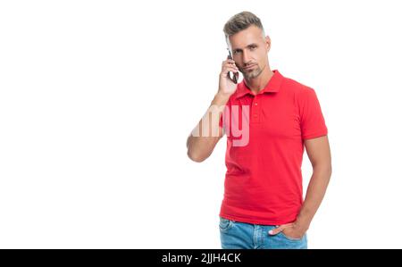 Mann in rotem T-Shirt sprechen auf Smartphone isoliert auf weißem Hintergrund Stockfoto