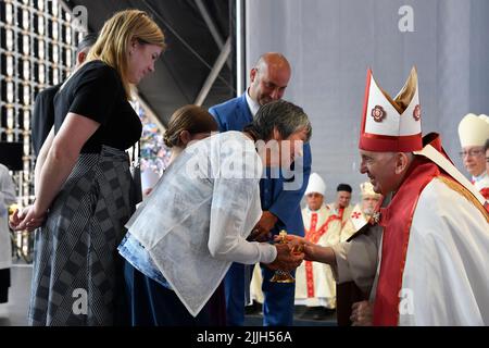 Vatikan, Vatikan. 27.. Juli 2022. Kanada, Edmonton, 2022/07/27 Papst Franziskus führt eine Messe im Commonwealth Stadium in Edmonton, Kanada, am 26. Juli 2022. Der fünftägige Besuch ist der erste päpstliche Besuch in Kanada Foto von Vatican Mediia/Catholic Press Photo/Hans Lucas . BESCHRÄNKT AUF REDAKTIONELLE VERWENDUNG - KEIN MARKETING - KEINE WERBEKAMPAGNEN. Kredit: Unabhängige Fotoagentur/Alamy Live Nachrichten Stockfoto