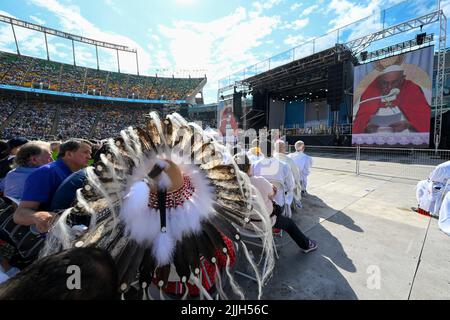Vatikan, Vatikan. 27.. Juli 2022. Kanada, Edmonton, 2022/07/27 Papst Franziskus führt eine Messe im Commonwealth Stadium in Edmonton, Kanada, am 26. Juli 2022. Der fünftägige Besuch ist der erste päpstliche Besuch in Kanada Foto von Vatican Mediia/Catholic Press Photo/Hans Lucas . BESCHRÄNKT AUF REDAKTIONELLE VERWENDUNG - KEIN MARKETING - KEINE WERBEKAMPAGNEN. Kredit: Unabhängige Fotoagentur/Alamy Live Nachrichten Stockfoto