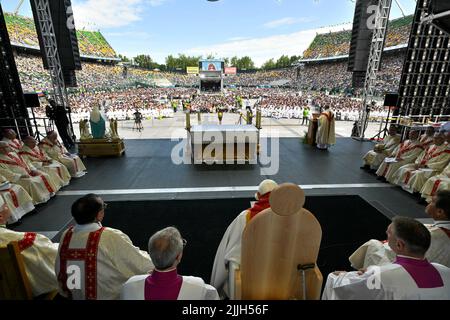 Vatikan, Vatikan. 27.. Juli 2022. Kanada, Edmonton, 2022/07/27 Papst Franziskus führt eine Messe im Commonwealth Stadium in Edmonton, Kanada, am 26. Juli 2022. Der fünftägige Besuch ist der erste päpstliche Besuch in Kanada Foto von Vatican Mediia/Catholic Press Photo/Hans Lucas . BESCHRÄNKT AUF REDAKTIONELLE VERWENDUNG - KEIN MARKETING - KEINE WERBEKAMPAGNEN. Kredit: Unabhängige Fotoagentur/Alamy Live Nachrichten Stockfoto