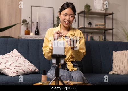 Asiatische Weibliche Blogger Make Make Make Make Make Make Make Make Make Make Make Make Make Make Make Auf Handy Zu Hause Stockfoto