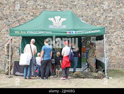 Die Soldaten und Rekrutierungsstände der Royal Welsh Fusiliers, vor dem Schloss Cardiff, Juli 2022. Sommer. Stockfoto