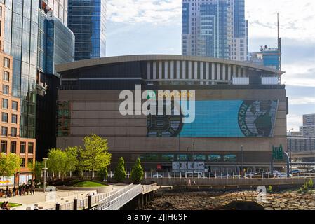 Boston, MA, USA, 16. Mai 2022: Das Äußere des TD Garden. In dieser Arena befinden sich die Boston Celtics und die Boston Bruins. Stockfoto