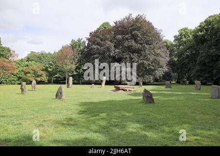 Gorsedd Circle aus National Eisteddfod. Stehende Steine und Zentralstein. Schlossgelände/Bute Park, Zentrum von Cardiff. Juli 2022. Sommer. Stockfoto