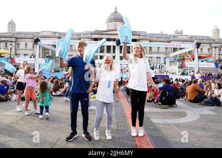 Fans auf dem Trafalgar Square, London, vor einer Vorführung des Halbfinalmatches der UEFA Women's Euro 2022 zwischen England und Schweden in der Bramall Lane, Sheffield. Bilddatum: Dienstag, 26. Juli 2022. Stockfoto