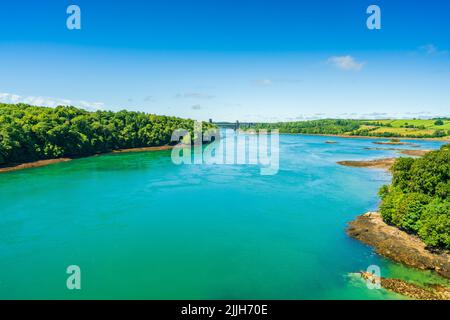 Blick auf die Brücke Pont Brittania über die Menai Strait zwischen der Insel Anglesey und dem Festland von Wales Stockfoto