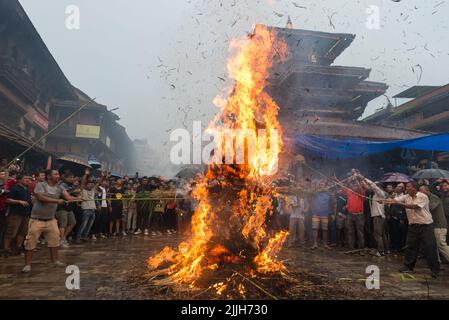 Bhaktapur, Nepal. 26.. Juli 2022. Eifrige Anhänger verbrennen während der Feierlichkeiten ein Strohbild des Ghanta Karna Dämons. Das Ghantakarna-Fest ist eine Feier der Niederlage des mythischen Dämons Ghantakarna, der den bösen Geistern hinterherjagt und Gutes bringt. Kredit: SOPA Images Limited/Alamy Live Nachrichten Stockfoto