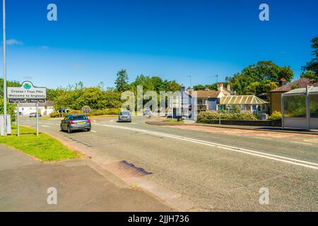 MENAI BRIDGE, ANGLESEY, WALES - 10. JULI 2022: Menai Bridge ist eine Stadt auf der Isle of Anglesey. Es blickt auf die Menai Strait Stockfoto