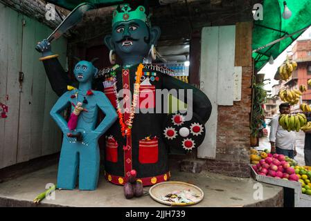 Bhaktapur, Nepal. 26.. Juli 2022. Ein Bildnis des Ghanta Karna Dämons aus Papier während der Feierlichkeiten. Das Ghantakarna-Fest ist eine Feier der Niederlage des mythischen Dämons Ghantakarna, der den bösen Geistern hinterherjagt und Gutes bringt. Kredit: SOPA Images Limited/Alamy Live Nachrichten Stockfoto