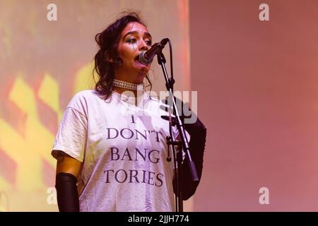 22. Juli 2022: Cheshire, Großbritannien: Valentine Caulfield von der britischen Band „Mandy, Indiana“ tritt beim Bluedot-Festival in der Jodrell Bank auf. (Bild: © Andy von Pip/ZUMA Press Wire) Stockfoto