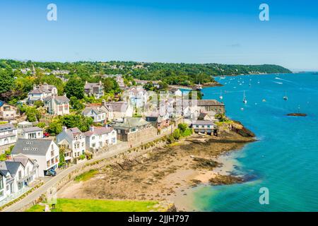 MENAI BRIDGE, ANGLESEY, WALES - 10. JULI 2022: Menai Bridge ist eine Stadt auf der Isle of Anglesey. Stockfoto