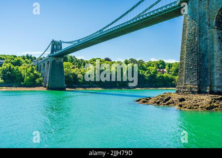 Menai Suspension Bridge über die Menai Strait zwischen der Insel Anglesey und dem Festland von Wales Stockfoto