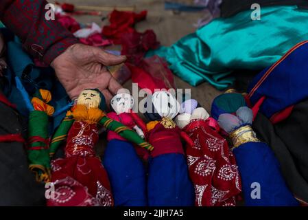 Bhaktapur, Nepal. 26.. Juli 2022. Puppen von nepalesischen Anhängern für die Dekoration des Bildnis des Ghanta Karna Dämons während des Festivals. Das Ghantakarna-Fest ist eine Feier der Niederlage des mythischen Dämons Ghantakarna, der den bösen Geistern hinterherjagt und Gutes bringt. (Foto von Bivas Shrestha/SOPA Images/Sipa USA) Quelle: SIPA USA/Alamy Live News Stockfoto