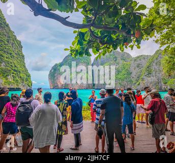 07 26 2022 - Maya Bay, Thailand. Viele Menschen stehen auf der Aussichtsplattform und blicken auf die Maya Bucht, die wieder für Touristen geöffnet ist Stockfoto