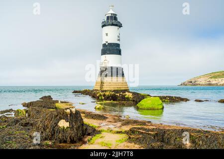 Blick auf den Leuchtturm Trwyn Du (oder Penmon Lighthouse) auf Anglesey, Wales Stockfoto