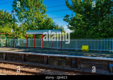 Llanfair­pwllgwyngyll­gogery­chwyrn­drobwll­llan­tysilio­gogo­goch, Anglesey - 10. JULI 2022: Zeichen mit 58 Zeichen Name der Stadt auf dem Bahnhof Stockfoto