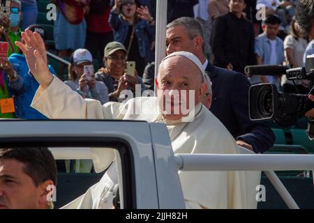 Edmonton, Kanada. 26.. Juli 2022. Seine Heiligkeit, Papst Franziskus feiert in Kanada vor 60000 Teilnehmern eine Messe im Commonwealth Stadium. Der Weg von Papst Franziskus der Heilung, der Versöhnung und der Hoffnung. Sein erster Akt bestand nicht darin, sich mit den Gläubigen zur Messe zu versammeln, sondern vielmehr darin, seine Kräfte zu sammeln, um diesen ersten Stopp zu machen, der die Bedeutung seiner Begegnung mit den First Nations, Métis und Inuit auf ihren traditionellen Territorien signalisiert, warum er nach Kanada gekommen ist. Kredit: SOPA Images Limited/Alamy Live Nachrichten Stockfoto