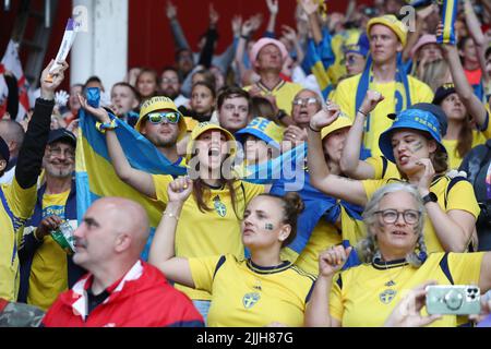 Schwedens Fans während des UEFA Women European Championship Matches zwischen England Women und Schweden in der Bramall Lane, Sheffield, am Dienstag, den 26.. Juli 2022. (Kredit: Mark Fletcher | MI News) Kredit: MI Nachrichten & Sport /Alamy Live News Stockfoto