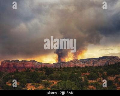 Sedona, Usa. 17. Juli 2022. Rauch steigt aus dem Komitee Feuer brennt auf der Rückseite des Munds Mountain im Coconino National Forest, 17. Juli 2022 in der Nähe von Sedona, Arizona. Quelle: Grant Cloud/USFS/Alamy Live News Stockfoto