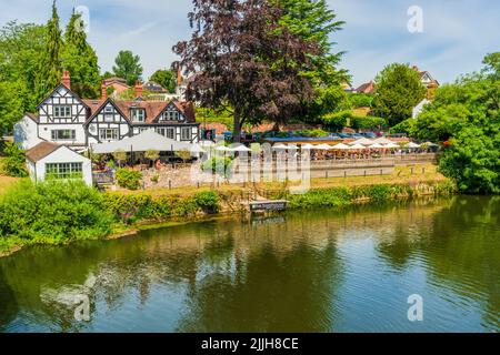 SHREWSBURY, Großbritannien - 11. JULI 2022: Der Boathouse Pub in Shrewsbury ist ein nachtgespielter Tudor Pub mit Holzdeck am Ufer des Flusses Severn, Stockfoto