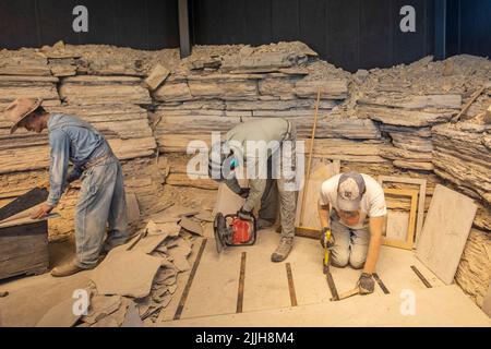 Kemmerer, Wyoming - Fossil Butte National Monument. Ein Diorama im Besucherzentrum zeigt Paläontologen bei der Arbeit. Riesige Anzahl von Fossilien von Fischen und Stockfoto