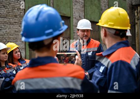 Nicht exklusiv: ZAPORIZHZHIA, UKRAINE - 14. JULI 2022 - Oleksandr Starukh, Leiter der regionalen Militärverwaltung Zaporizhzhia, besucht Dnipropetsstal PRJ Stockfoto