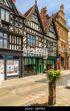 SHREWSBURY, Großbritannien - 11. JULI 2022: Geschäfte rund um den Platz in Shrewsbury, der Grafschaft Shropshire Stockfoto