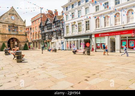 SHREWSBURY, Großbritannien - 11. JULI 2022: Geschäfte rund um den Platz in Shrewsbury, der Grafschaft Shropshire Stockfoto