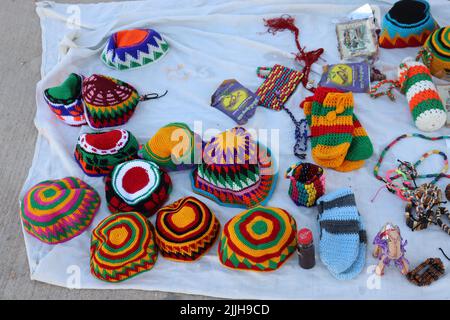 nubische Souvenirs auf dem Boden auf der Heissa-Insel in Assuan, Ägypten Stockfoto