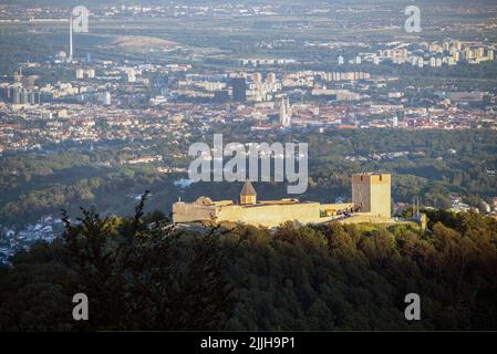 Zagreb, Kroatien-9.. Juli 2022: Ruinen der Burg Medvedgrad, an den Hängen des Berges Medvednica oberhalb der Stadt Zagreb bei Sonnenuntergang Stockfoto