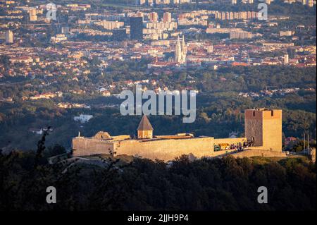 Zagreb, Kroatien-9.. Juli 2022: Ruinen der Burg Medvedgrad, an den Hängen des Berges Medvednica oberhalb der Stadt Zagreb bei Sonnenuntergang Stockfoto