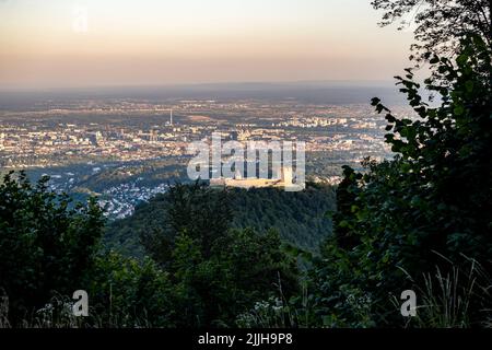 Zagreb, Kroatien-9.. Juli 2022: Ruinen der Burg Medvedgrad, an den Hängen des Berges Medvednica oberhalb der Stadt Zagreb bei Sonnenuntergang Stockfoto