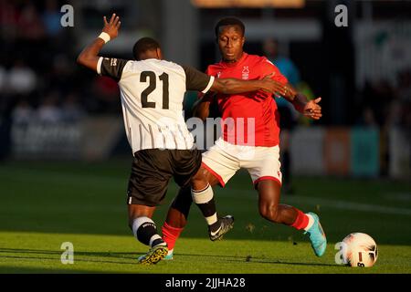 Richie Laryea von Nottingham Forest und Aaron Nemane von Notts County in Aktion bei einem Freundschaftsspiel vor der Saison in der Meadow Lane, Nottingham. Bilddatum: Dienstag, 26. Juli 2022. Stockfoto