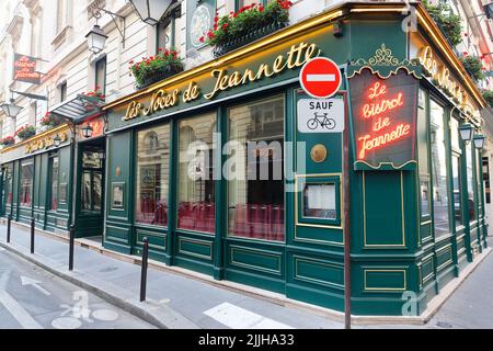 Das Les Noces de Jeannette ist ein hundertjähriges Restaurant im Pariser Viertel 2., nur einen kurzen Spaziergang von der Oper entfernt, die nach einem bekannten Comic benannt ist Stockfoto