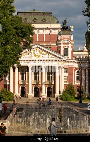 Menschen im Nationaltheater Ivan Vazov im Stadtgarten in der Innenstadt von Sofia, Bulgarien, Osteuropa, Balkan, EU Stockfoto