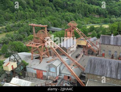 Porth, Rhondda - Juli 2022: Luftaufnahme des Rhondda Heritage Park, ein Bergbaumuseum im Rhondda Valley in Südwales Stockfoto