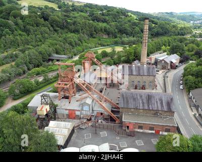 Porth, Rhondda - Juli 2022: Luftaufnahme des Rhondda Heritage Park, ein Bergbaumuseum im Rhondda Valley in Südwales Stockfoto