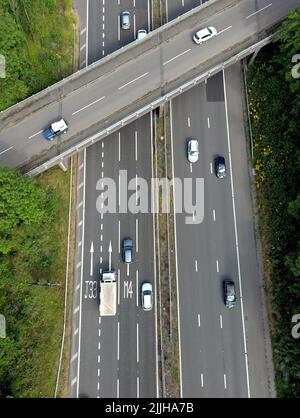 Llantrisant, Wales - Juli 2022: Luftaufnahme von Fahrzeugen über Straßenmarkierungen, die Fahrer von Fahrspuren informieren, sich einer Kreuzung zu nähern Stockfoto