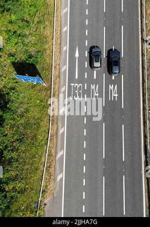 Llantrisant, Wales - Juli 2022: ASerienansicht von Autos, die an Straßenmarkierungen vorbeifahren und Fahrer über Fahrspuren informieren, um sich einer Kreuzung zu nähern Stockfoto