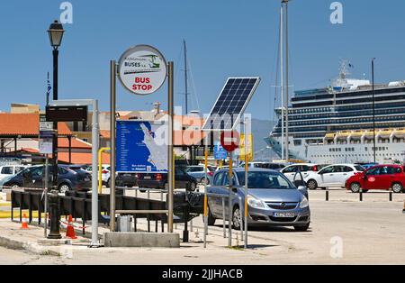 Argostili, Kefalonia, Griechenland - Juni 2022: Schild zeigt Besuchern die Stelle der wichtigsten Bushaltestelle der Stadt am Hafen Stockfoto